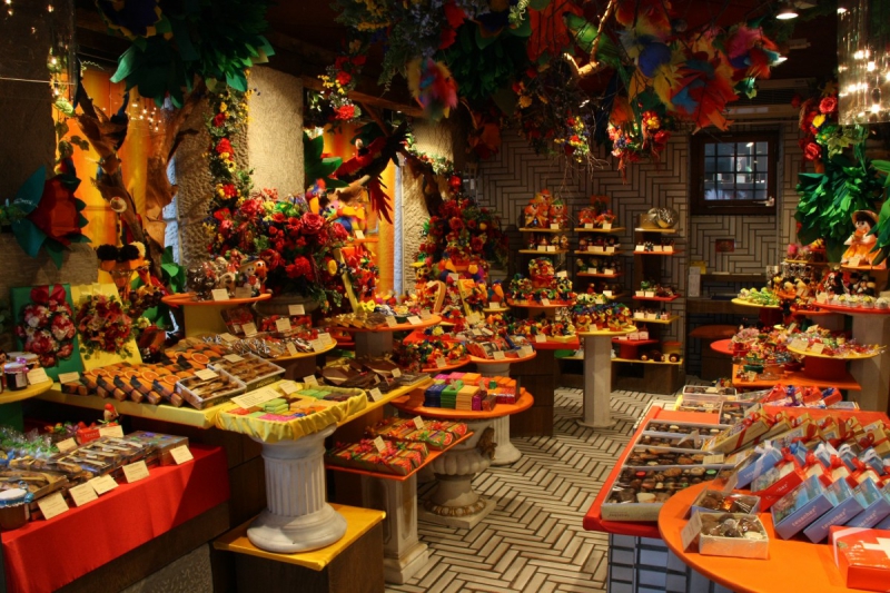 vitrine-VILLEFRANCHE SUR MER-min_candy_store_chocolate_shop_chocolate_switzerland-393515