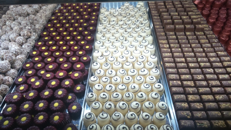 vitrine-VILLEFRANCHE SUR MER-min_chocolates_milk_chocolate_white_chocolate_truffles_candy_food_treat_cacao-1213769