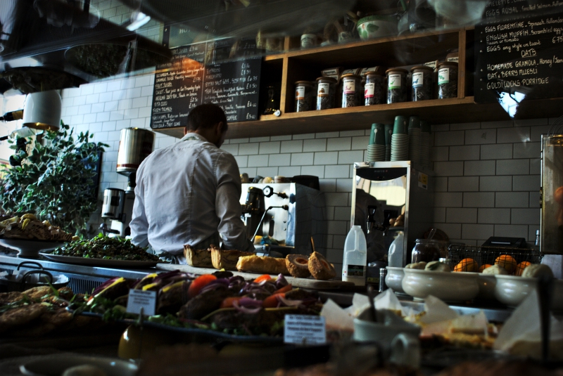 vitrine-VILLEFRANCHE SUR MER-min_person-cafe-restaurant-meal-food-cooking-9011-pxhere.com