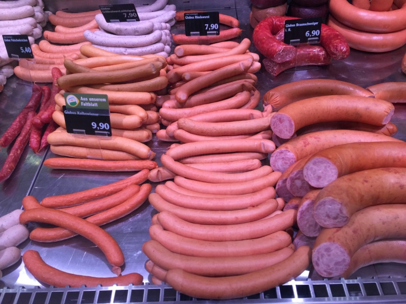 vitrine-VILLEFRANCHE SUR MER-min_sausages_meat_butchery-1069321